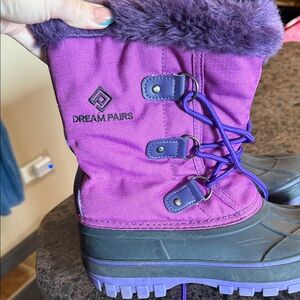 Girls snow boots size 6 worn twuc